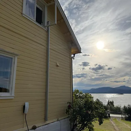 بيت للعطل The Little Yellow House In Ranbogen With Fjord And Mountain Views - Gateway To Lofoten