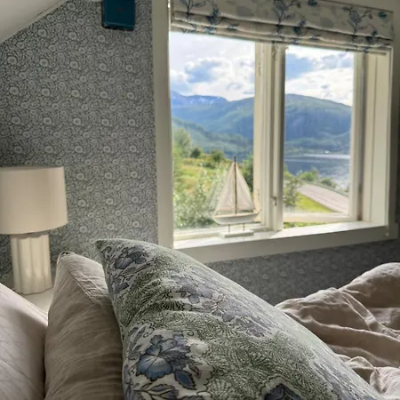 The Little Yellow House In Ranbogen With Fjord And Mountain Views - Gateway To Lofoten بيت للعطل